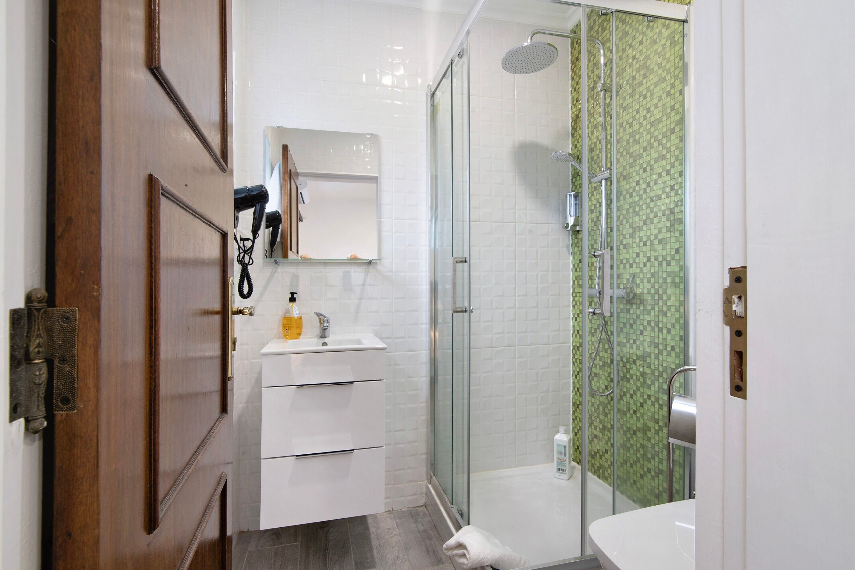 Shower, hair dryer, towels