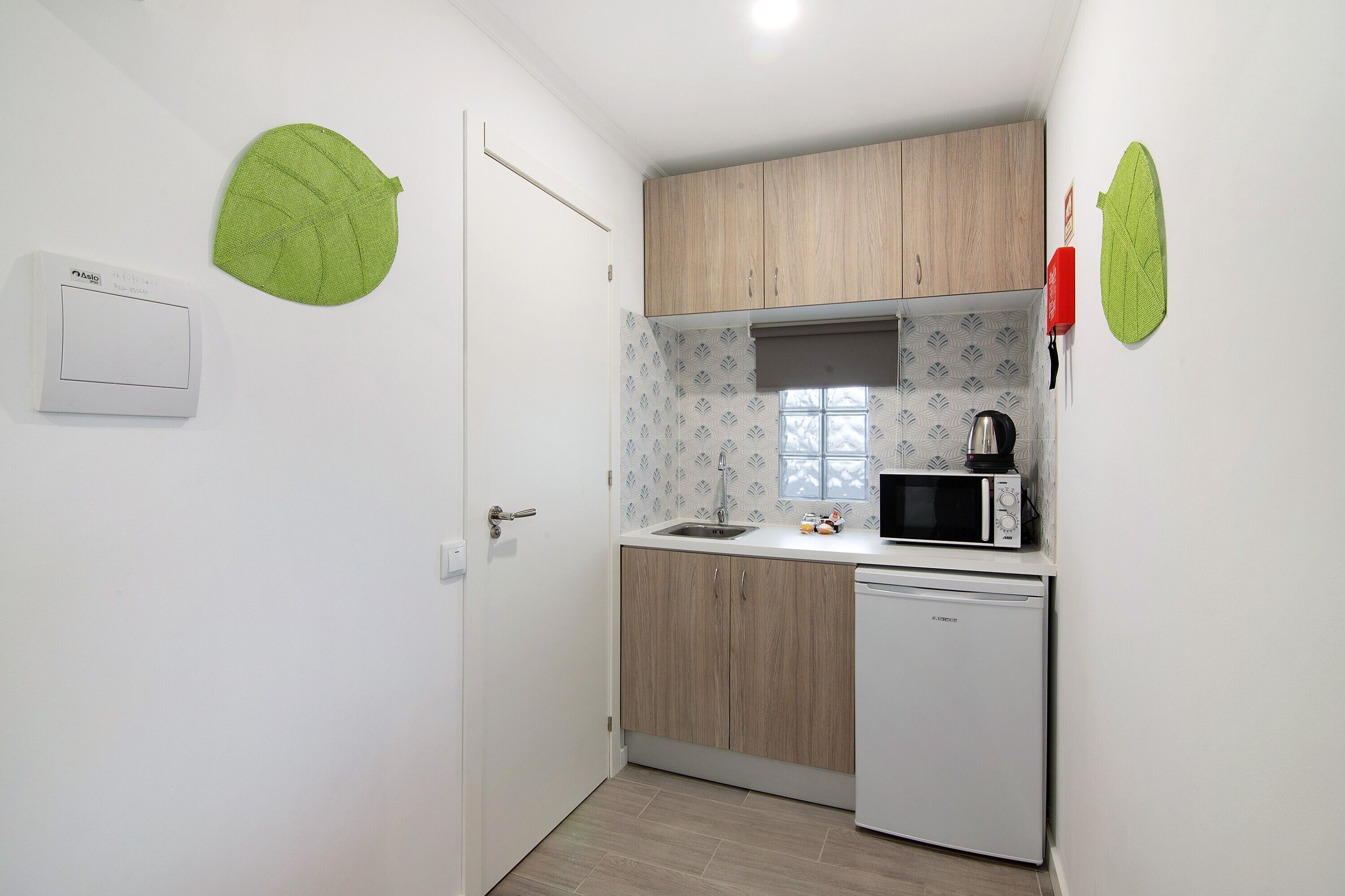 Jääkaappi, mikroaaltouuni, liesi, kahvin-/teenkeitin