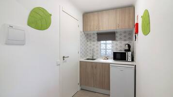 Jääkaappi, mikroaaltouuni, liesi, kahvin-/teenkeitin