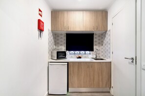 Frigorífico, microondas, placa de cocina y cafetera o tetera