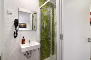 Shower, hair dryer, towels - Apartment 'Mar' with Shared Terrace, Wi-Fi and Air Conditioning (Moncarapacho)