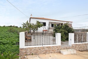 Exterior - Apartment 'Sunset' with Shared Terrace, Wi-Fi and Air Conditioning (Moncarapacho)