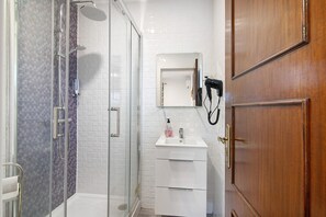 Shower, hair dryer, towels - Apartment 'Sunset' with Shared Terrace, Wi-Fi and Air Conditioning (Moncarapacho)