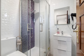 Shower, hair dryer, towels - Apartment 'Sunset' with Shared Terrace, Wi-Fi and Air Conditioning (Moncarapacho)