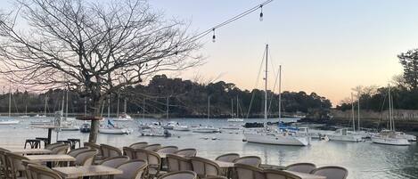 تناول الطعام بالخارج