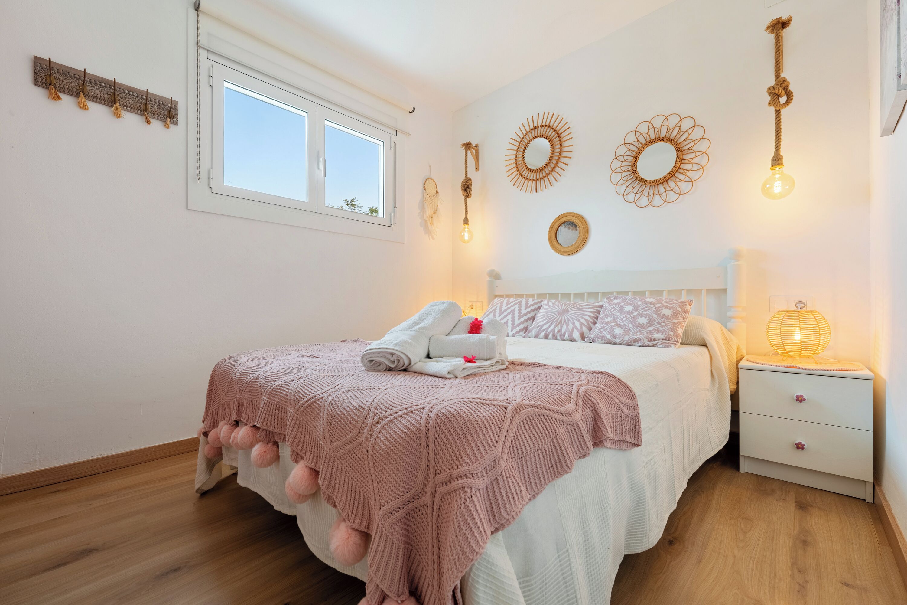 2 habitaciones, tabla de planchar con plancha y ropa de cama 