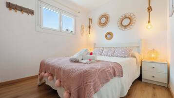 2 habitaciones, tabla de planchar con plancha y ropa de cama