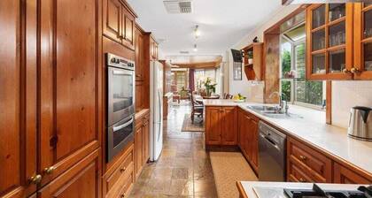 Spacious & Modern Home (800m2) Perfect location between beach and city!