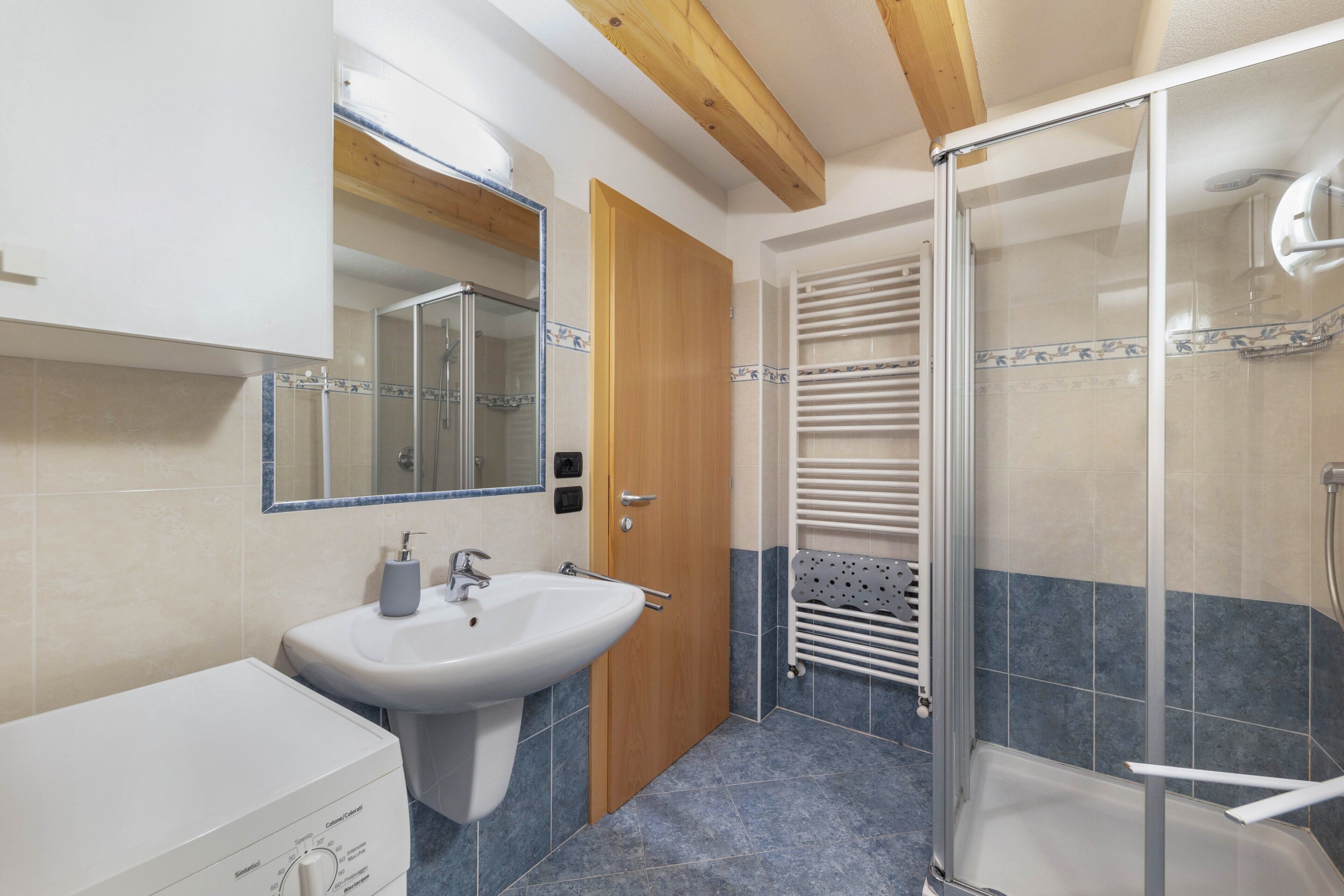 Douche, sèche-cheveux, serviettes fournies