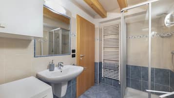 Douche, sèche-cheveux, serviettes fournies