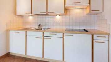 Frigorifero, piano cottura, macchina per tè/caffè, bollitore elettrico