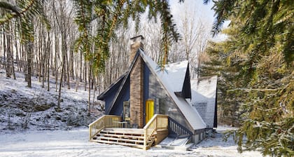Bethel Woods Escape: Fire Pit~BBQ~Hiking~On 5 acres~Cute A-Frame