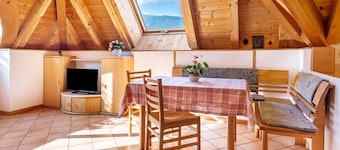 Apartment 'Mansardenwohnung Egart' with Lake View, Balcony and Wi-Fi