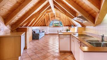 Frigorifero, piano cottura, macchina per tè/caffè, bollitore elettrico