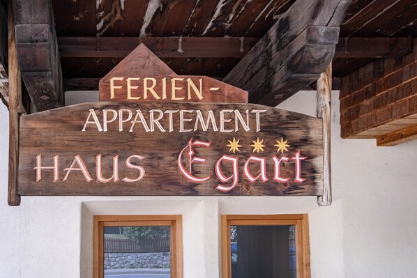 Een houten bord met de tekst 'FERIEN-APARTMENT HAUS Egart'.