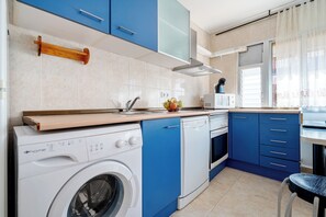 Fridge, microwave, oven, stovetop - Apartment 'A 100m De La Playa Salou' with Balcony, Wi-Fi and Air Conditioning (Salou)