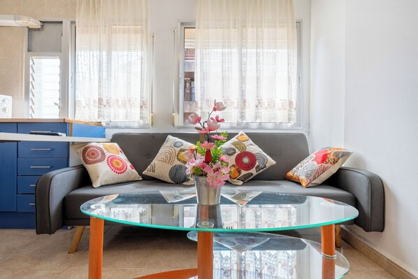 TV - Apartment 'A 100m De La Playa Salou' with Balcony, Wi-Fi and Air Conditioning (Salou)