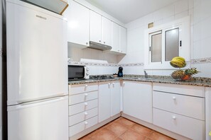 Réfrigérateur, micro-ondes, plaque de cuisson, cafetière/bouilloire