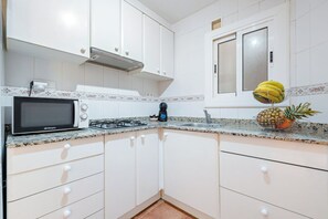 Køleskab, mikrobølgeovn, kogeplade, kaffe-/temaskine