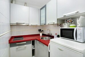 Frigorífico, microondas, placa de cocina y cafetera o tetera