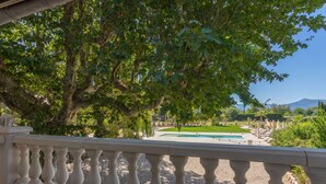 Ein Garten mit Pool, Bäumen und blauem Himmel.