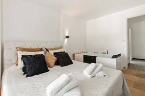 4 bedrooms, desk, iron/ironing board, free WiFi