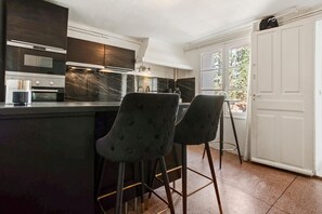 Réfrigérateur, micro-ondes, four, plaque de cuisson