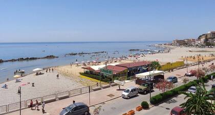 Holiday Home 'Monolocale Arredato - Le Terrazze' with Sea View, Wi-Fi and Air Conditioning