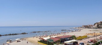 Casa de vacaciones 'Monolocale Arredato - Le Terrazze' con vistas al mar, Wi-Fi y aire acondicionado