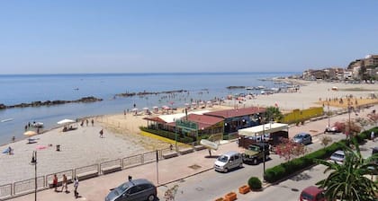 Holiday Home 'Monolocale Arredato - Le Terrazze' with Sea View, Wi-Fi and Air Conditioning