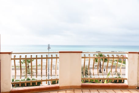 Property grounds. Holiday Home 'Appartamento D - Le Terrazze' with Sea View, Wi-Fi and Air Conditioning