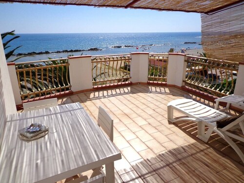 Maison de vacances 'Appartamento C - Le Terrazze' avec vue sur la mer, Wi-Fi et climatisation
