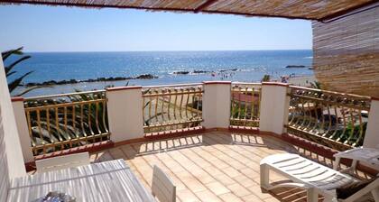 Maison de vacances 'Appartamento C - Le Terrazze' avec vue sur la mer, Wi-Fi et climatisation