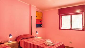 2 chambres, fer et planche à repasser, Wi-Fi gratuit, draps fournis