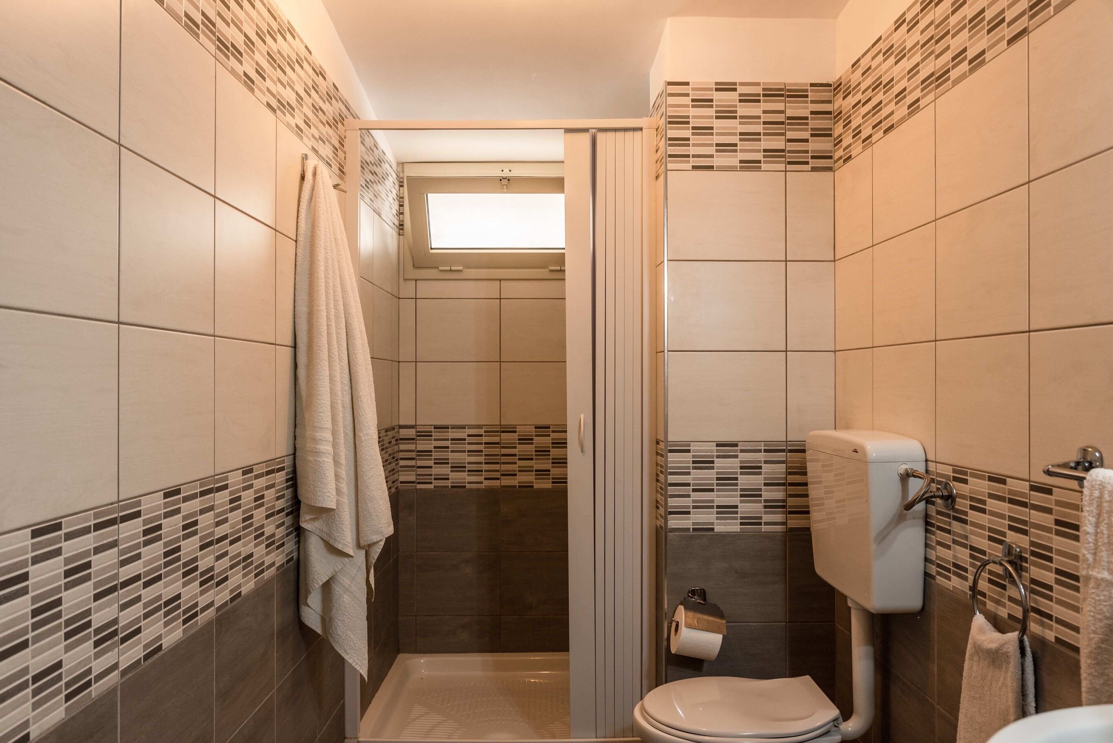 Douche, sèche-cheveux, serviettes fournies