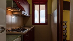 Kaffetrakter/tekoker, kjøleskap, mikrobølgeovn og kokeplater