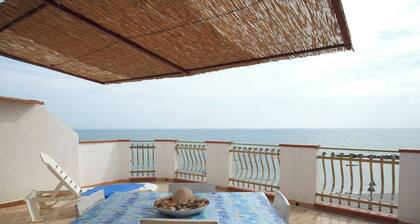Holiday Home 'Appartamento B - Le Terrazze' with Sea View, Wi-Fi and Air Conditioning