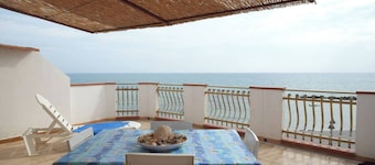 Holiday Home 'Appartamento B - Le Terrazze' with Sea View, Wi-Fi and Air Conditioning