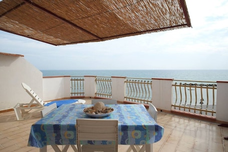 Outdoor dining. Holiday Home 'Appartamento A - Le Terrazze' with Sea View, Wi-Fi and Air Conditioning