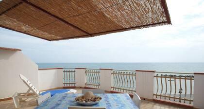 Maison de vacances 'Appartamento A - Le Terrazze' avec vue sur la mer, Wi-Fi et climatisation