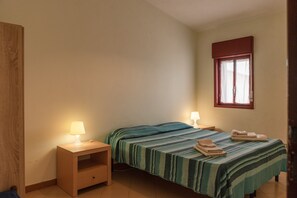 2 makuuhuonetta, silitysrauta/-lauta, ilmainen Wi-Fi, vuodevaatteet