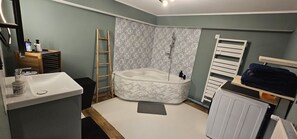Leilighet – premium | Bad | Badekar, hårføner, håndklær og såpe