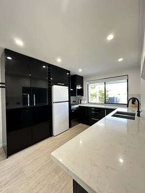 Refrigerador con freezer, microondas, horno, placa de cocina