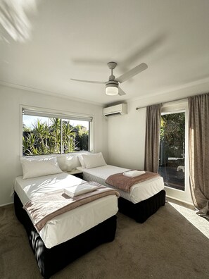 4 bedrooms, pillow-top beds, individually furnished, blackout curtains - Tranquil Scape-Villa with Pool (Broadbeach Waters)