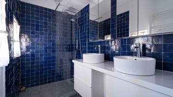 Ducha, secador de pelo, toallas