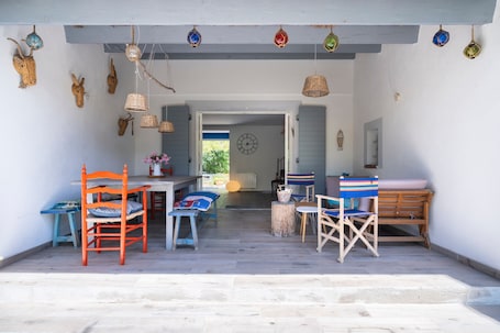 Outdoor dining. Seaside House in Hyères – Panoramic View of the Islands