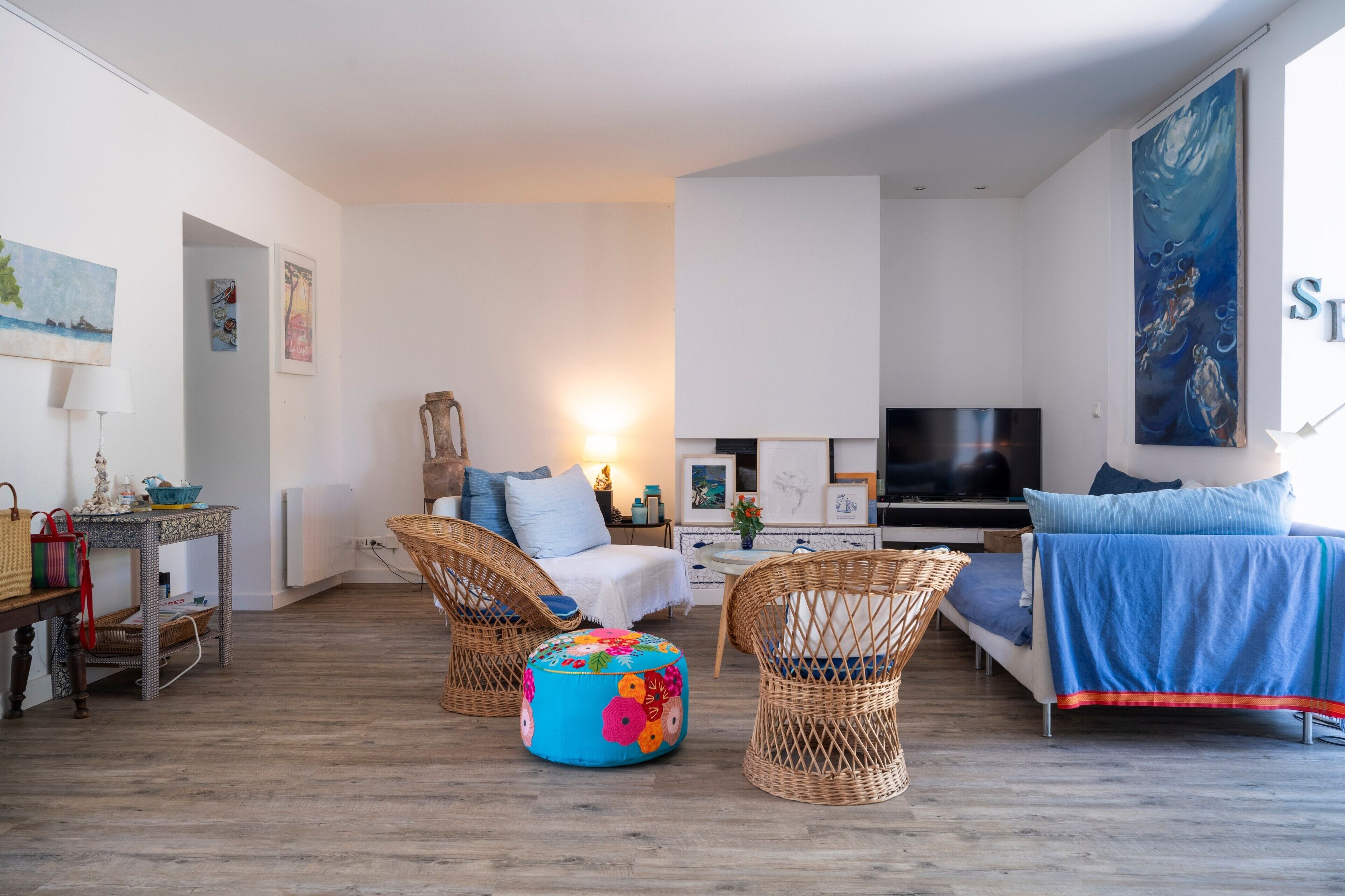 テレビ、暖炉、DVD プレーヤー