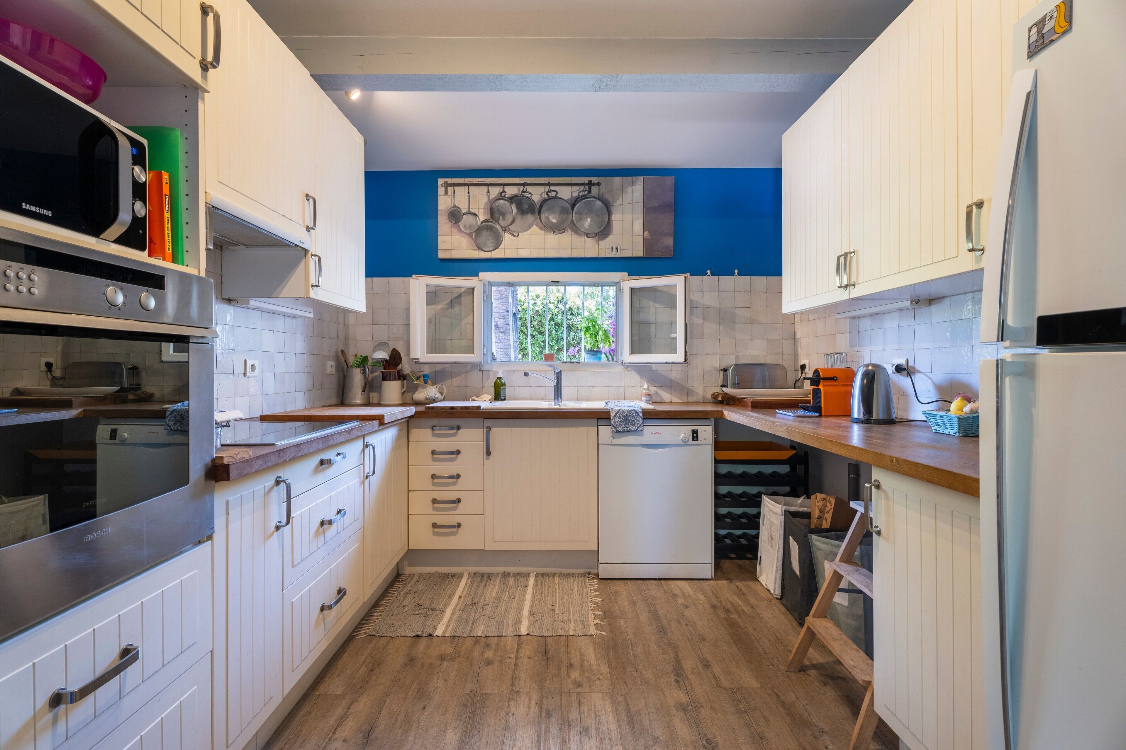 冷蔵庫、電子レンジ、オーブン、コンロ