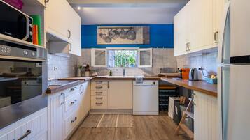 Geladeira, micro-ondas, fogão, cooktop