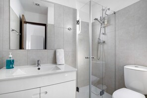 Douche, sèche-cheveux, serviettes fournies